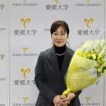 花束を鈴木センター長より授与された青木理奈助手